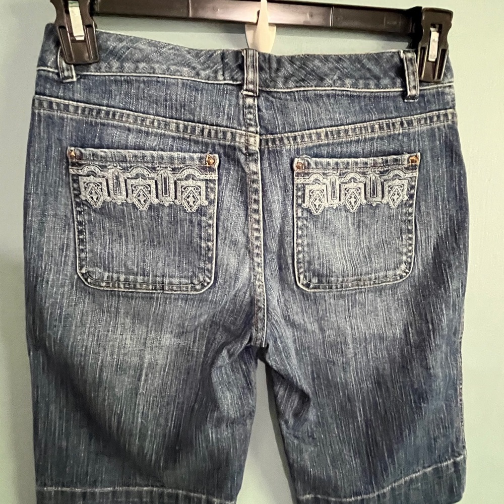 SELLING WHITE HOUSE BLACK MARKET JEAN SHORT SIZE SMALL CONDITION:USED - Picture 8 of 16